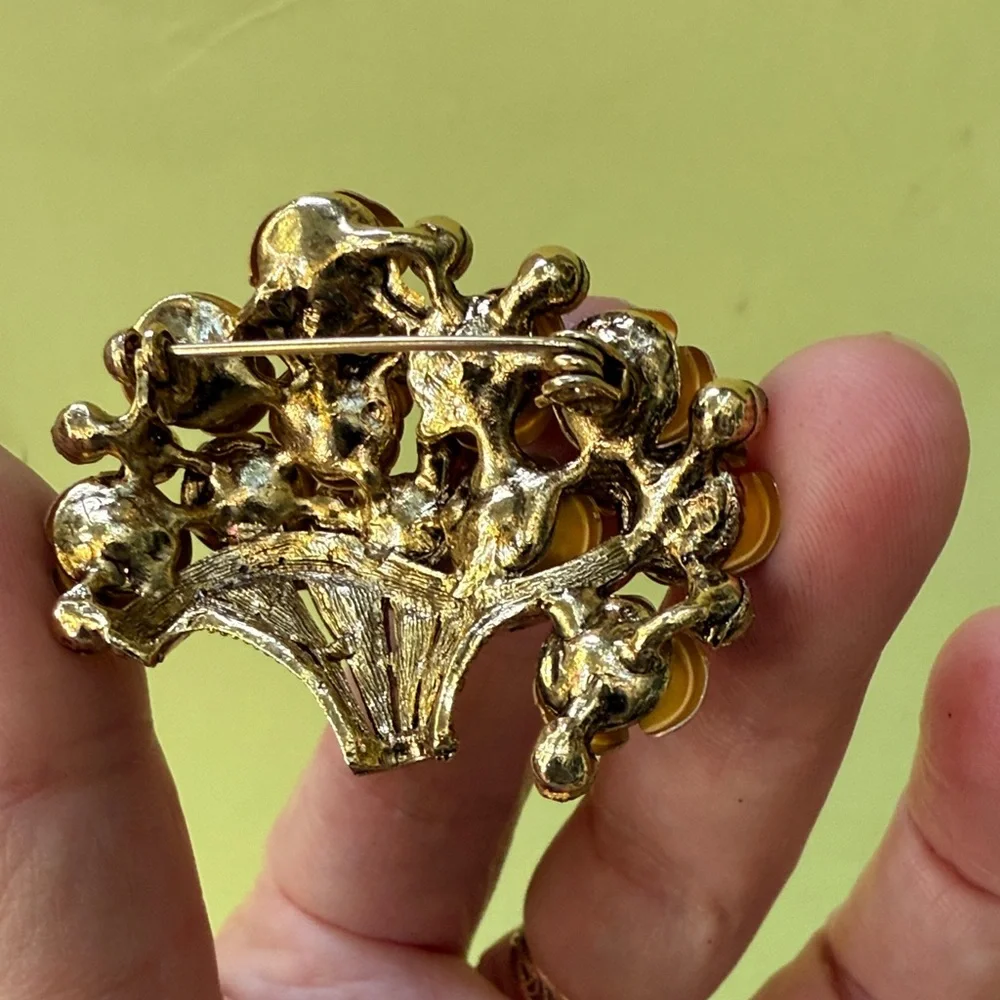 Elegant vintage Gold Roses in the Basket Brooch